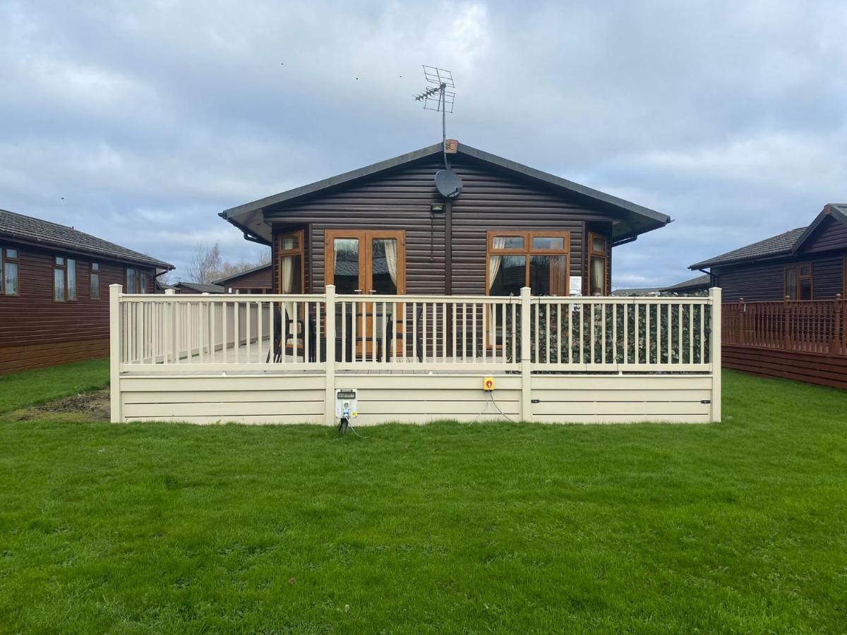 Saffron Lodge With Hot Tub Малтън Екстериор снимка